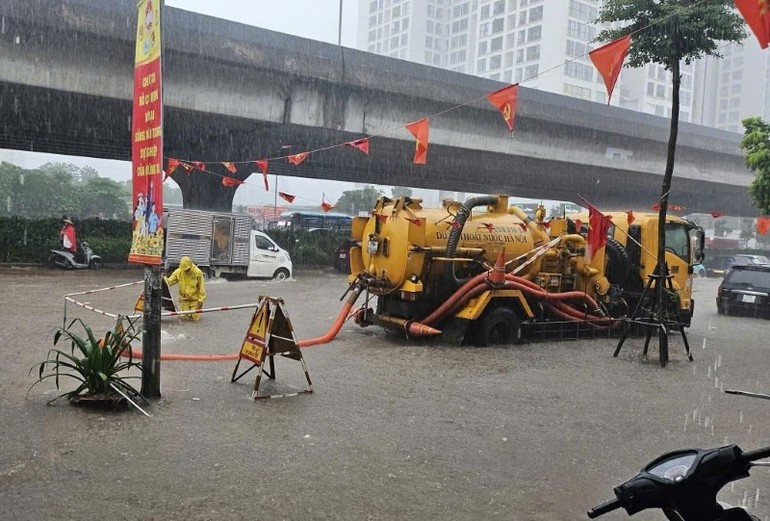 Ha Noi Drainage Company handles waterlogging. tn2.jpg