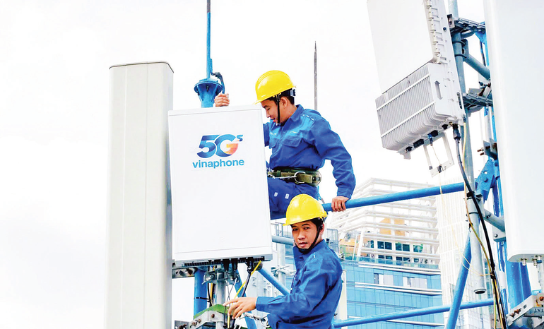 VNPT technicians install a 5G base station. untitled.png