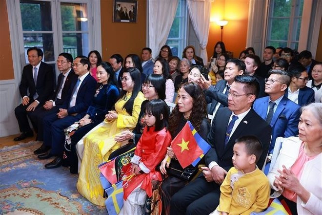The meeting gathers staff of the Vietnamese Embassy and representatives of the Vietnamese community in Sweden. (Photo: VNA) pm-meets-ov-community-in-sweden-1.jpg