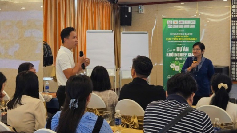 Participants engaging with the Organising Committee at the launch. xanh-7752.jpg
