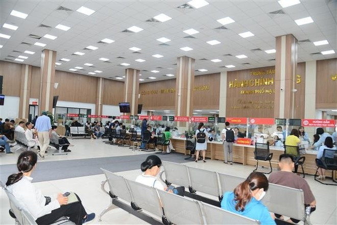 On the first day of the pilot model on June 16, Quang Ninh residents continue accessing services without disruption. (Photo: VNA) On the first day of the pilot model on June 16, Quang Ninh residents continue accessing services without disruption. (Photo: VNA)