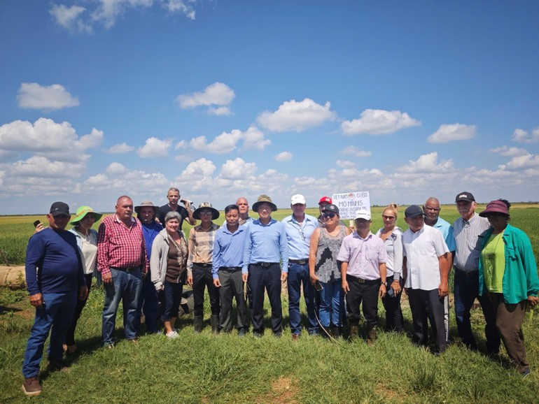 Ambassador Le Quang Long poses for a photo with the project management board and producers. (Photo: Embassy of Viet Nam in Cuba) long2.jpg
