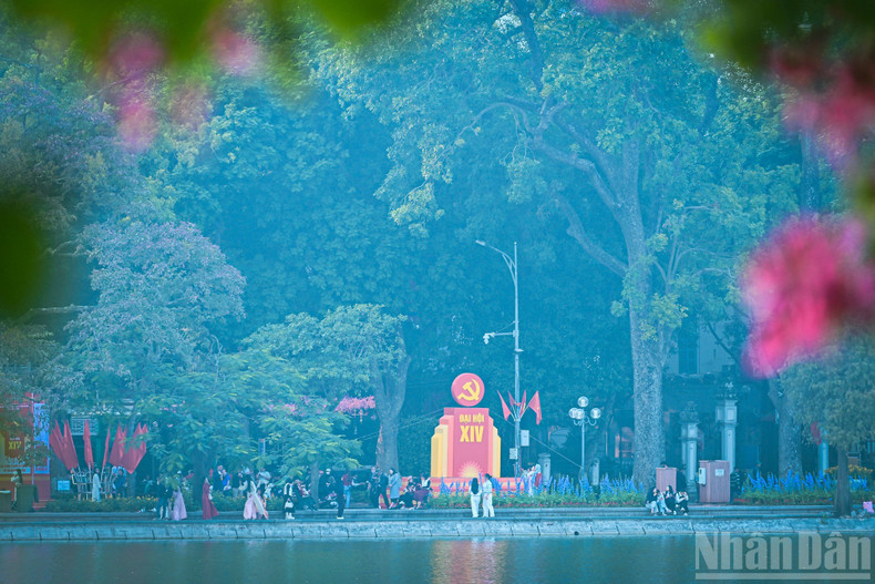 The system of celebratory panels and posters arranged harmoniously with the landscape around Hoan Kiem Lake.
