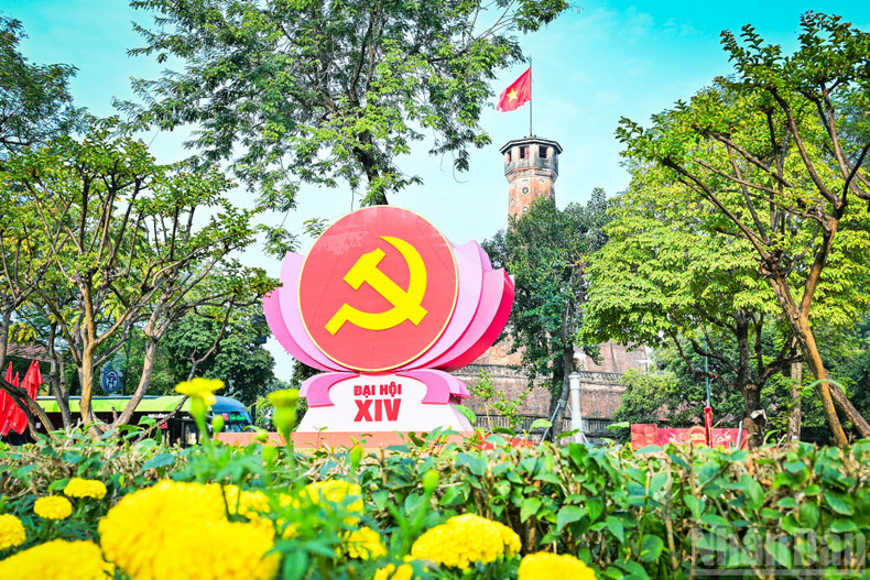Flowers will be continuously replaced to ensure the Capital remains bright and beautiful throughout the days of the 14th National Party Congress.