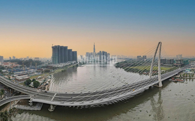Ba Son Bridge began construction in February 2015, extending nearly 1.5km with a total investment of more than 3 trillion VND.