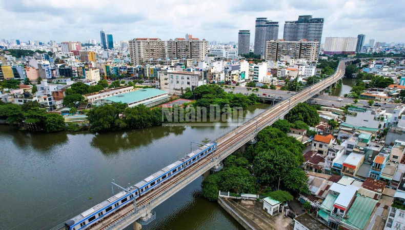 After nearly a year in operation, metro line No.1 has become familiar to residents. Travelling from the eastern part of the City to central Ho Chi Minh City now takes less than 30 minutes, replacing prolonged congestion on Ha Noi Highway.