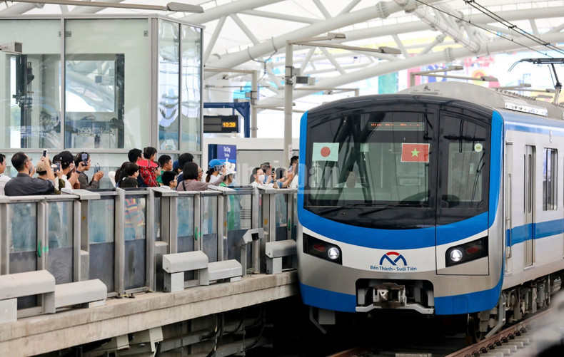 Constructed from August 2012, metro line No.1 (Ben Thanh–Suoi Tien), nearly 20km in length with a total investment of more than 43.700 trillion VND, is the first urban railway project of Ho Chi Minh City.