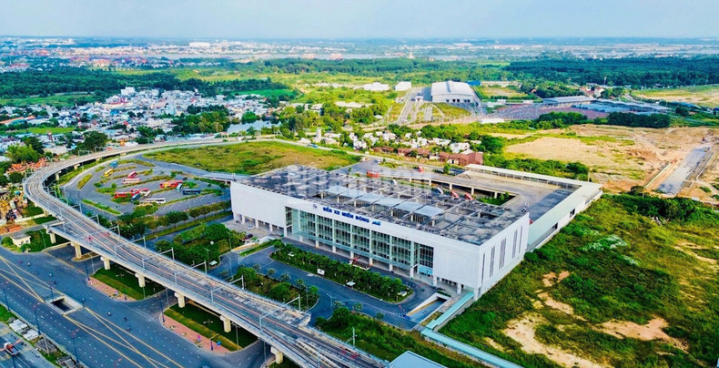 Designed with modern standards, the station includes pick-up/drop-off zones, parking areas and service centres, and it connects directly with metro line No.1 Ben Thanh–Suoi Tien and the bus network. The new station has contributed to completing the public transport system and expanding the City’s urban space.