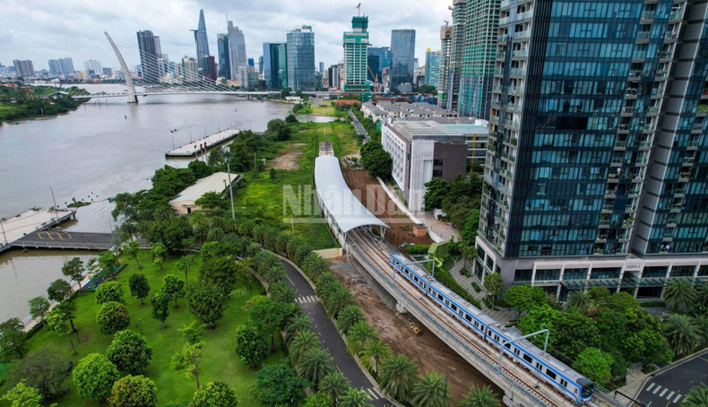 Passing through new residential areas, the metro also facilitates movement in the context of the City&apos;s plan to expand and decentralise population from the urban core.