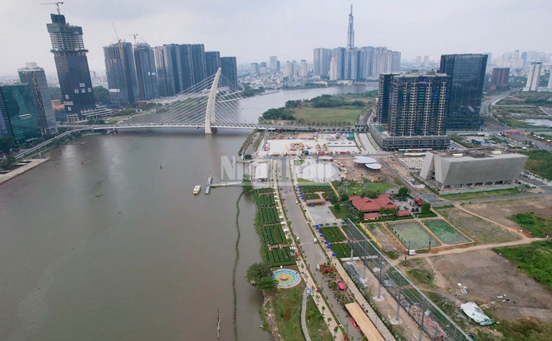 The bridge features a 200m cable-stayed span and a 113m dragon-shaped tower. From the Ton Duc Thang–Le Duan intersection, the bridge connects directly to Mai Chi Tho Boulevard, opening a gateway for the development of the new Thu Thiem urban area.