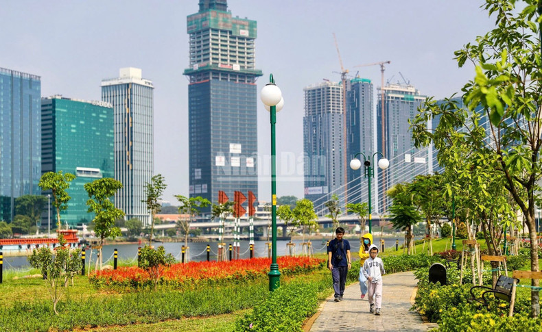 The park has fully replaced the former wasteland, reeds and riverside rubbish, building a modern, civilised urban space.