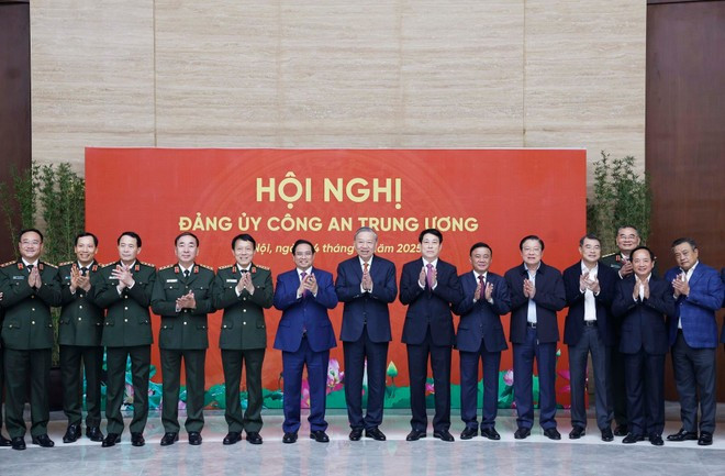 From left: Party General Secretary To Lam (7th), State President Luong Cuong (8th) and Prime Minister Pham Minh Chinh (6th), and other delegates at the Central Public Security Party Committee&apos;s conference in Ha Noi on December 4. (Photo: VNA)