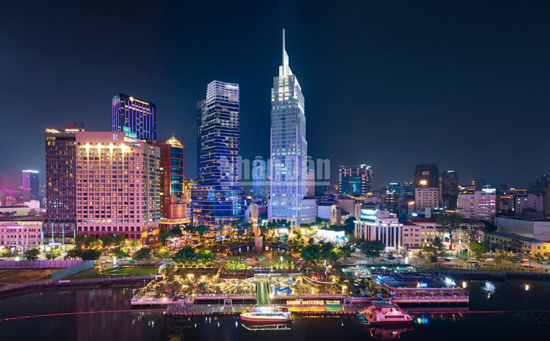 Covering more than 23,000m² with over 100 billion VND in investment, the project preserves most long-standing trees while adding granite-paved walking paths, green lawns, seating, lighting systems and a new passenger and tourist pier.