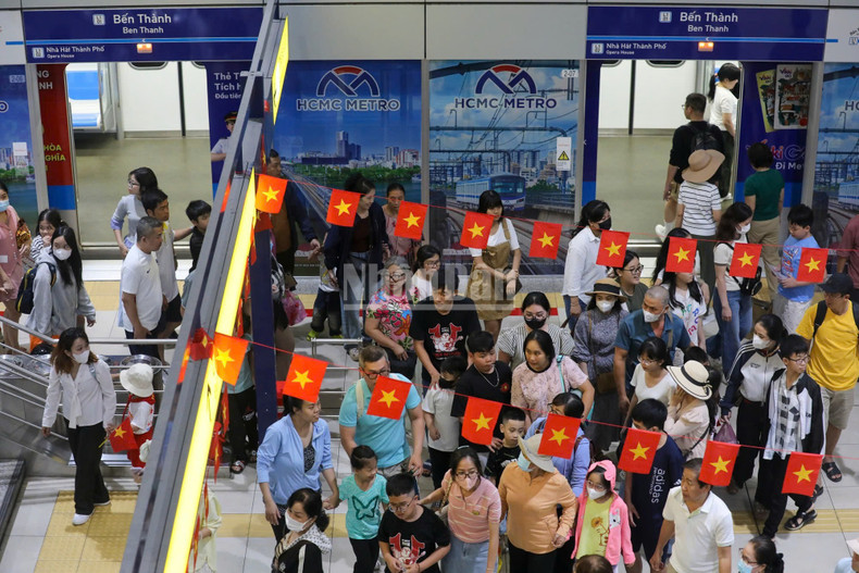 Passenger numbers continue to increase, with weekend and holiday peaks surpassing 100,000 passengers/day, demonstrating the convenience of this modern public transport system.