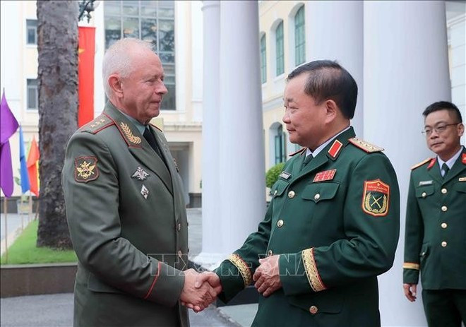 Deputy Minister of National Defence Senior Lieutenant General Hoang Xuan Chien (R) welcomes his Russian counterpart Colonel General Alexander Vasilyevich Fomin. (Photo: VNA) vietnam-russia-2.jpg