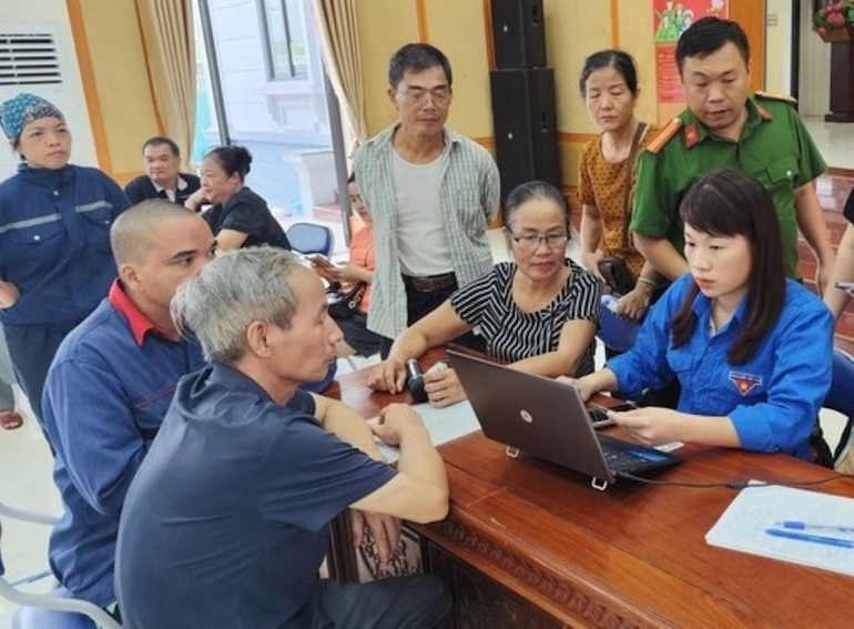 Residents of Thanh Tri Commune receive National Day gifts. (Photo: Minh Van) xa-thanh-tri.jpg