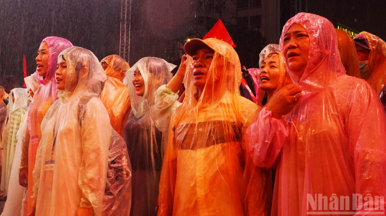 Spectators sang the National Anthem in the rain. 6.jpg