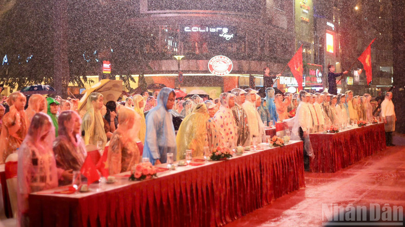Leaders of Ho Chi Minh City and citizens sang the National Anthem in the rain. 5.jpg