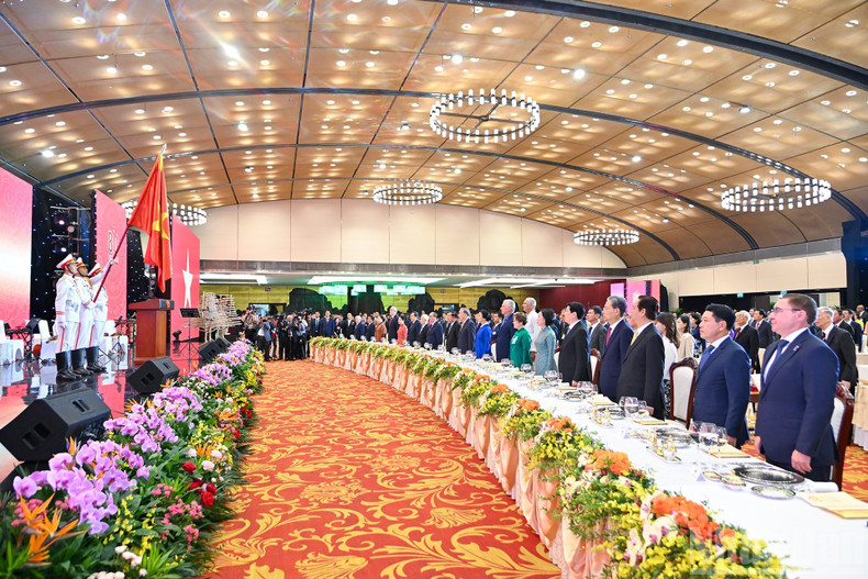Party and State leaders, former Party and State leaders, and distinguished delegates performed the flag-saluting ceremony at the banquet. Party and State leaders, former Party and State leaders, and distinguished delegates performed the flag-saluting ceremony at the banquet.