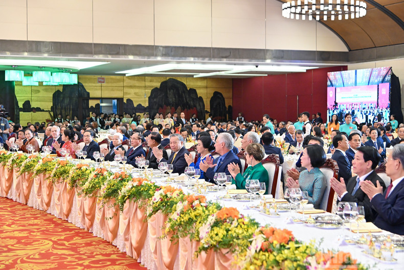 Party and State leaders, former Party and State leaders, and distinguished delegates at the banquet. Party and State leaders, former Party and State leaders, and distinguished delegates at the banquet.