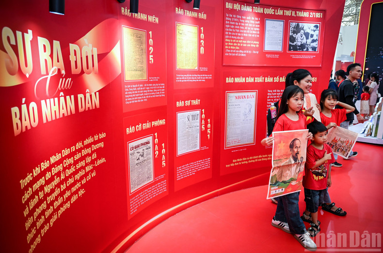 Everyone wanted to check in with the special supplement of Nhan Dan Newspaper against the backdrop of the patriotic red-filled exhibition space.