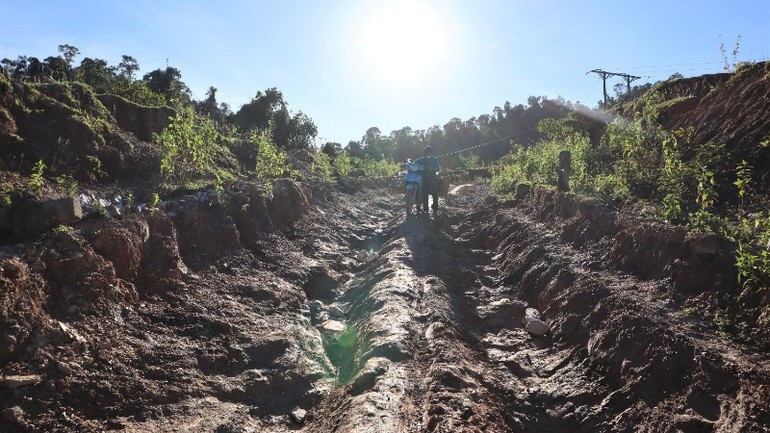 The road from Mon Son commune centre into Co Phat and Bung hamlets remains extremely difficult. img-7131-2-6978.jpg