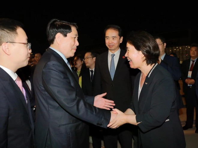 Delegates bid farewell to President Luong Cuong at Beijing International Airport, China. (Photo: VNA) president-cuong-2.jpg