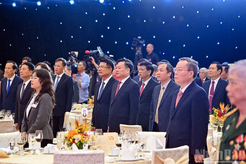 Delegates performed the flag-saluting ceremony at the banquet. Delegates performed the flag-saluting ceremony at the banquet.