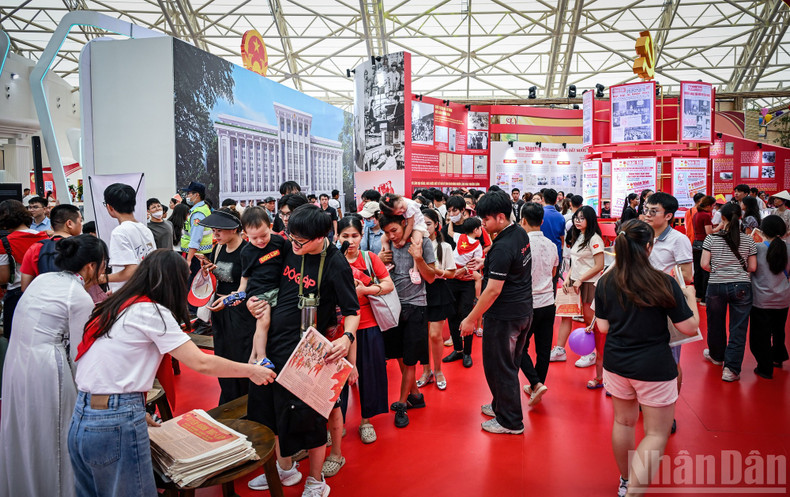 Thousands of people queued up to receive the Nhan Dan Newspaper special supplement.