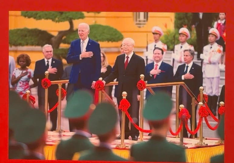 A photo of President Joe Biden’s visit to Viet Nam in September 2023 on display at the exhibition. ds4.jpg