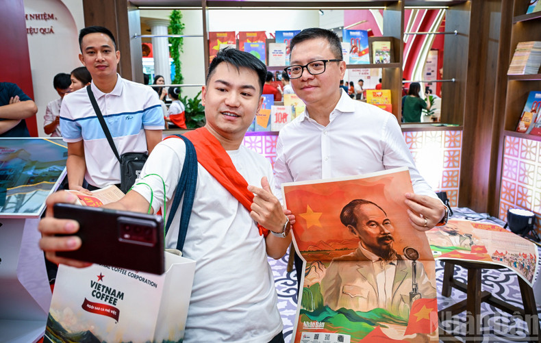 Young audiences were especially interested in the publication because readers could find many “digital gifts” that transported them back to the historic moment of September 2 eighty years ago. These included virtual reality experiences at Ba Dinh Square, a 3D model of the Independence Flag Tower in augmented reality (AR) allowing readers to “check in” with the tower anywhere, and the chance to listen to the Declaration of Independence both on Spotify and TikTok.