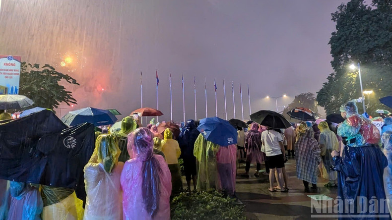 The fireworks display celebrating National Day lit up the sky over Ho Chi Minh City. Despite the rain, people still braved the weather to record the moment of fireworks celebrating National Day. 12.jpg
