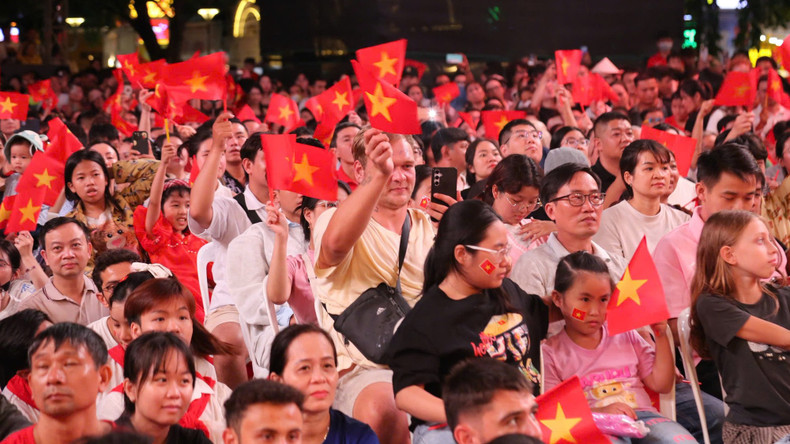 From 6:30 p.m., audiences from all over had already filled the available spaces to watch the programme. 1.jpg