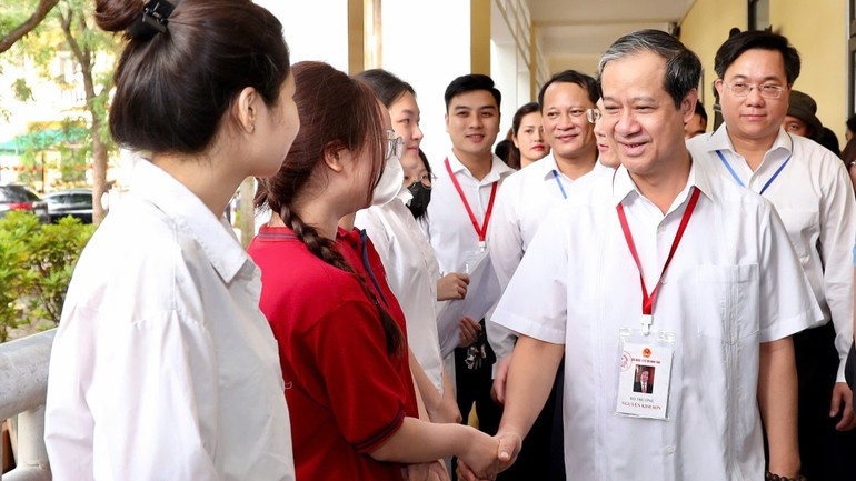Minister of Education and Training Nguyen Kim Son encouraged candidates at an examination venue during the 2025 High School Graduation Examination. img-0295-8656.jpg