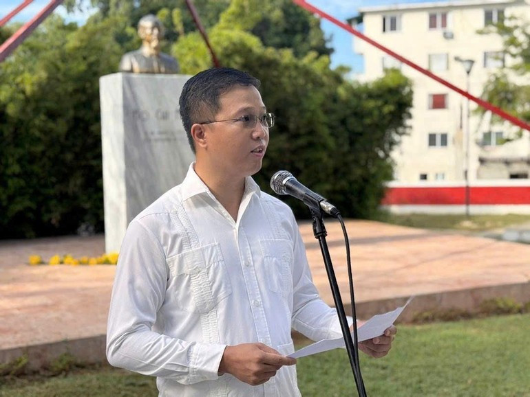 Chargé d’Affaires of the Embassy of Viet Nam in Cuba Duong Binh speaking at the event. (Photo: Embassy of Viet Nam in Cuba) danghoa2.jpg