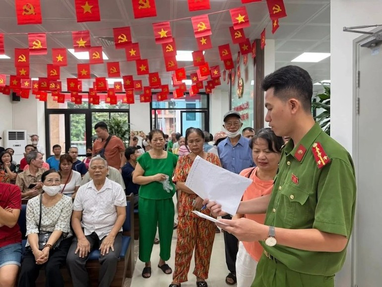 Police officers of Dong Da Ward (Ha Noi) guide residents to receive National Day gifts. (Photo: Khai Hung) 540838919-122126410526929684-4453052711033058446-n-17567205582.jpg