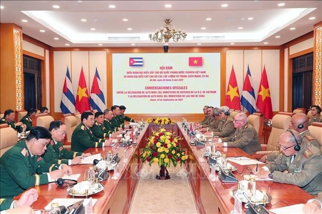 An overview of the talks between Minister of National Defence General Phan Van Giang and Minister of the Revolutionary Armed Forces of Cuba Corps General Álvaro López Miera. (Photo: VNA) vna-potal-dai-tuong-phan-van-giang-chu-tri-le-don-bo-truong-bo-cac-luc-luong-vu-trang-cach-mang-cuba-stand-1.jpg