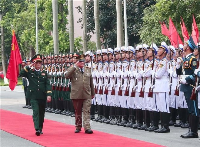 Minister of National Defence General Phan Van Giang and Minister of the Revolutionary Armed Forces of Cuba Corps General Álvaro López Miera review the Guard of Honour. (Photo: VNA) vna-potal-dai-tuong-phan-van-giang-chu-tri-le-don-bo-truong-bo-cac-luc-luong-vu-trang-cach-mang-cuba-stand.jpg