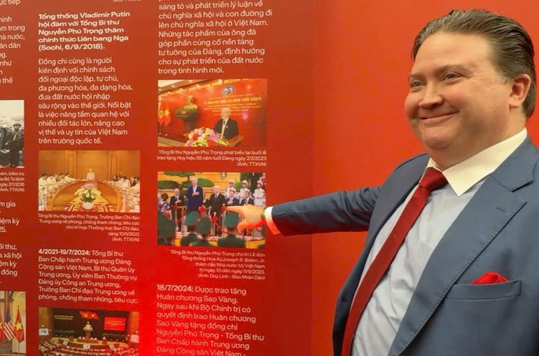 The ambassador expressed delight upon finding an image of himself in a large photo. dai-su-my-1.jpg