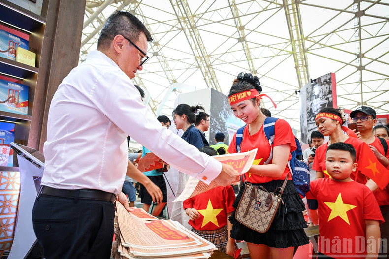 Some families, after attending the parade marking the 80th anniversary of the August Revolution and National Day on September 2, stayed on for an extra day to visit the exhibition and receive the Nhan Dan Newspaper special supplement.
