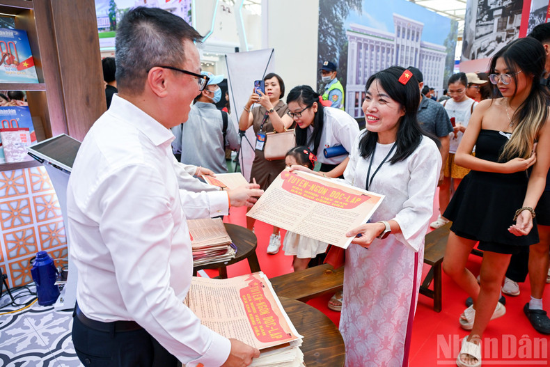 During her visit to the exhibition, Hao from Ninh Binh shared emotionally: “I truly felt honoured and moved when Le Quoc Minh, Editor-in-Chief of Nhan Dan Newspaper, personally gave me the newspaper’s special supplement. Although it is just a small publication, it carries sacred value, evoking the Declaration of Independence – the great founding document of the Vietnamese nation. That moment stirred immense pride in me for our national history and the immense contributions of President Ho Chi Minh, while also reminding me of the responsibility of today’s generation to preserve and promote the glorious traditions left by our forefathers.”