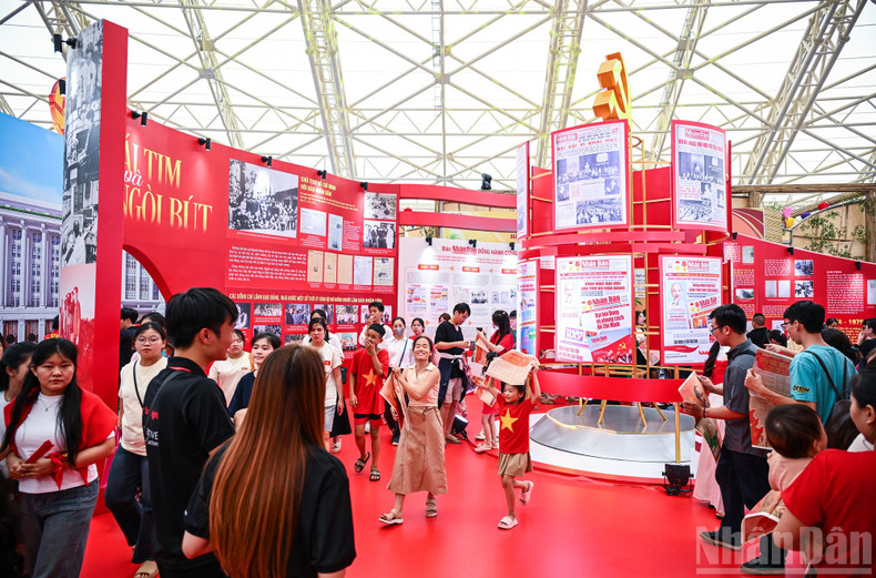 The “patriotic” space filled with red colours and crowds arriving to receive the special Nhan Dan publication.