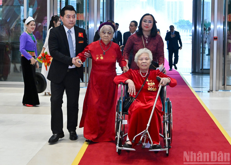 Distinguished delegates to the banquet. Distinguished delegates to the banquet.