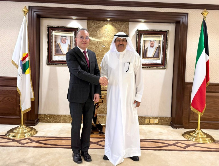 Ambassador Nguyen Duc Thang and the Governor of Hawalli Province, Kuwait. (Photo: Embassy of Viet Nam in Kuwait) t2.jpg