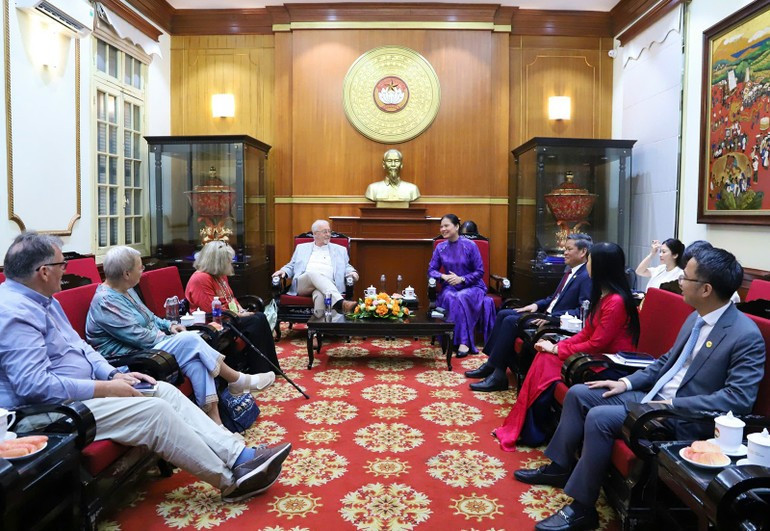 An overview of the meeting. z6969403407225-3fe587eb6a2f74aa942bbbe596f51610.jpg