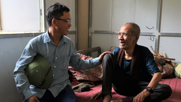 Vi Van Bach, Chairman of the Viet Nam Fatherland Front Committee of Mon Son commune, visits the home of Le Van Thanh, Co Phat hamlet. img-8040-3-7143.jpg