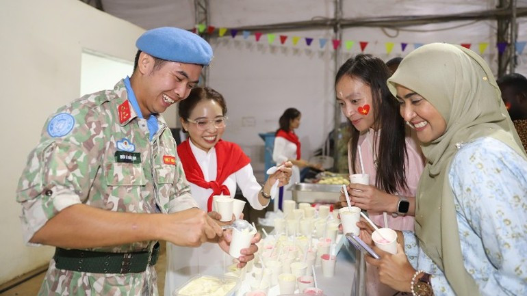 The event was also an opportunity for the Viet Nam peacekeeping force to introduce Vietnamese culinary culture to international guests. le-ky-niem-2-3906.jpg