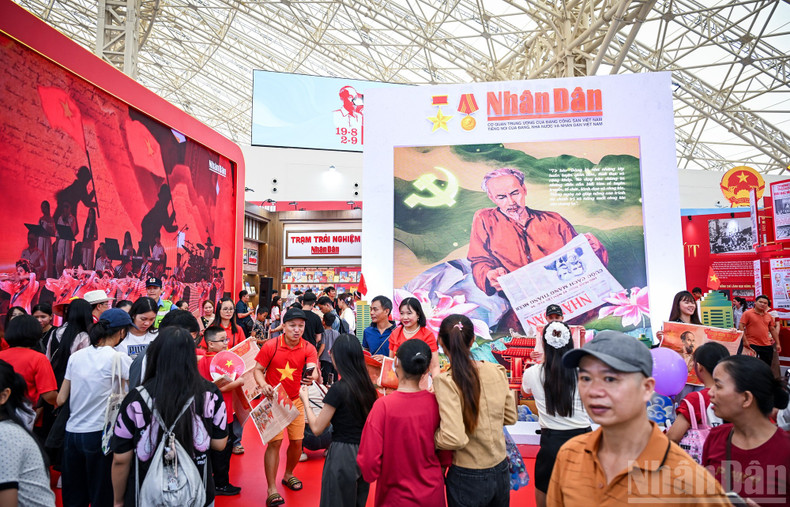 The patriotic atmosphere at the Nhan Dan Newspaper exhibition area, with thousands visiting to view the exhibition and receive the special supplement.