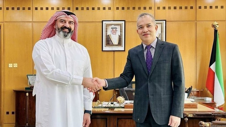 Ambassador Nguyen Duc Thang working with Salem Alhai, Director-General of the Public Authority for Agriculture and Fisheries of Kuwait, to enhance bilateral cooperation in agriculture. (Photo: Embassy of Viet Nam in Kuwait) thang1.jpg