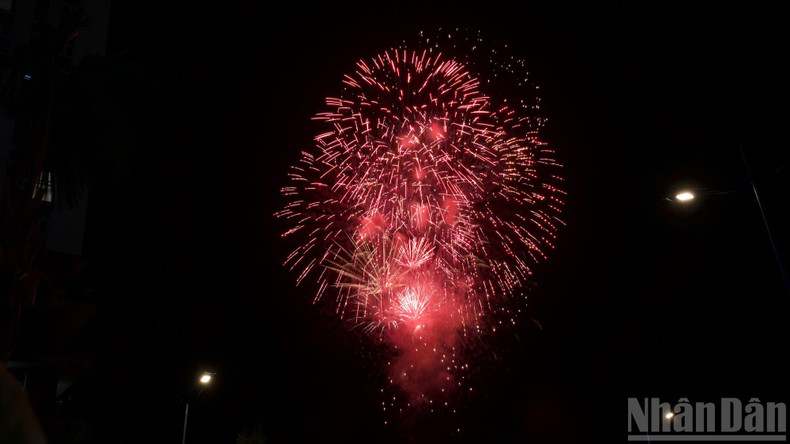 At exactly 9 p.m. on September 2, the fireworks display celebrating National Day lit up the sky over Ho Chi Minh City. Despite the rain, people still braved the weather to record the moment of fireworks celebrating National Day. 11.jpg